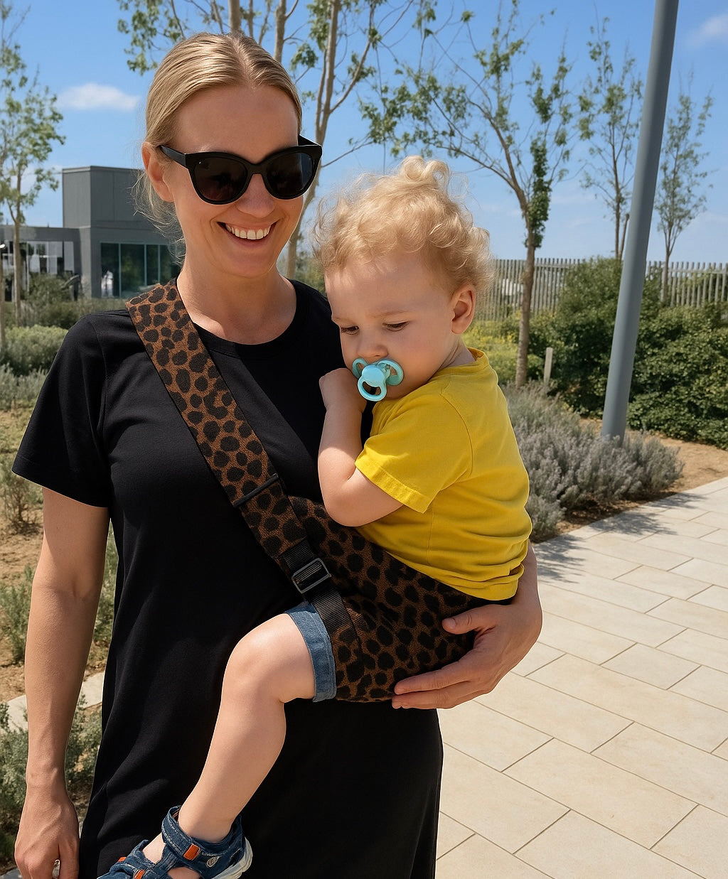 maman tenant son bebe dans le porte bébé premium koala