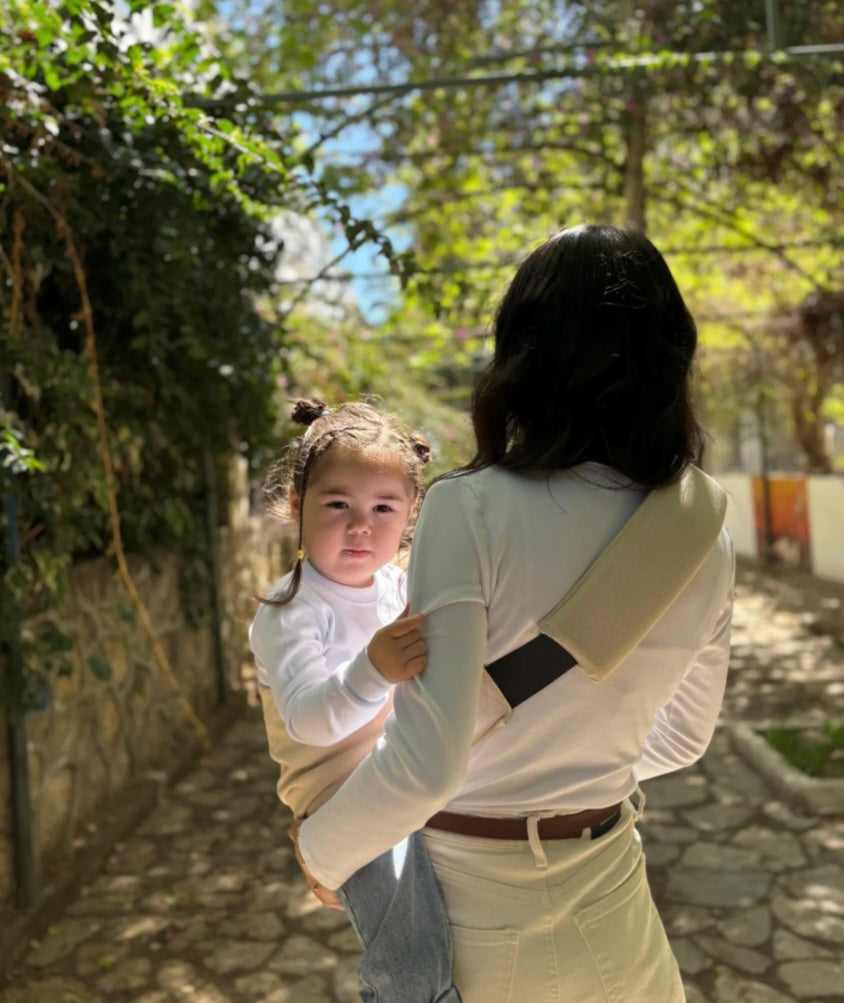 photo lifestyle d'une maman portant son bébé dans le porte bébé koala
