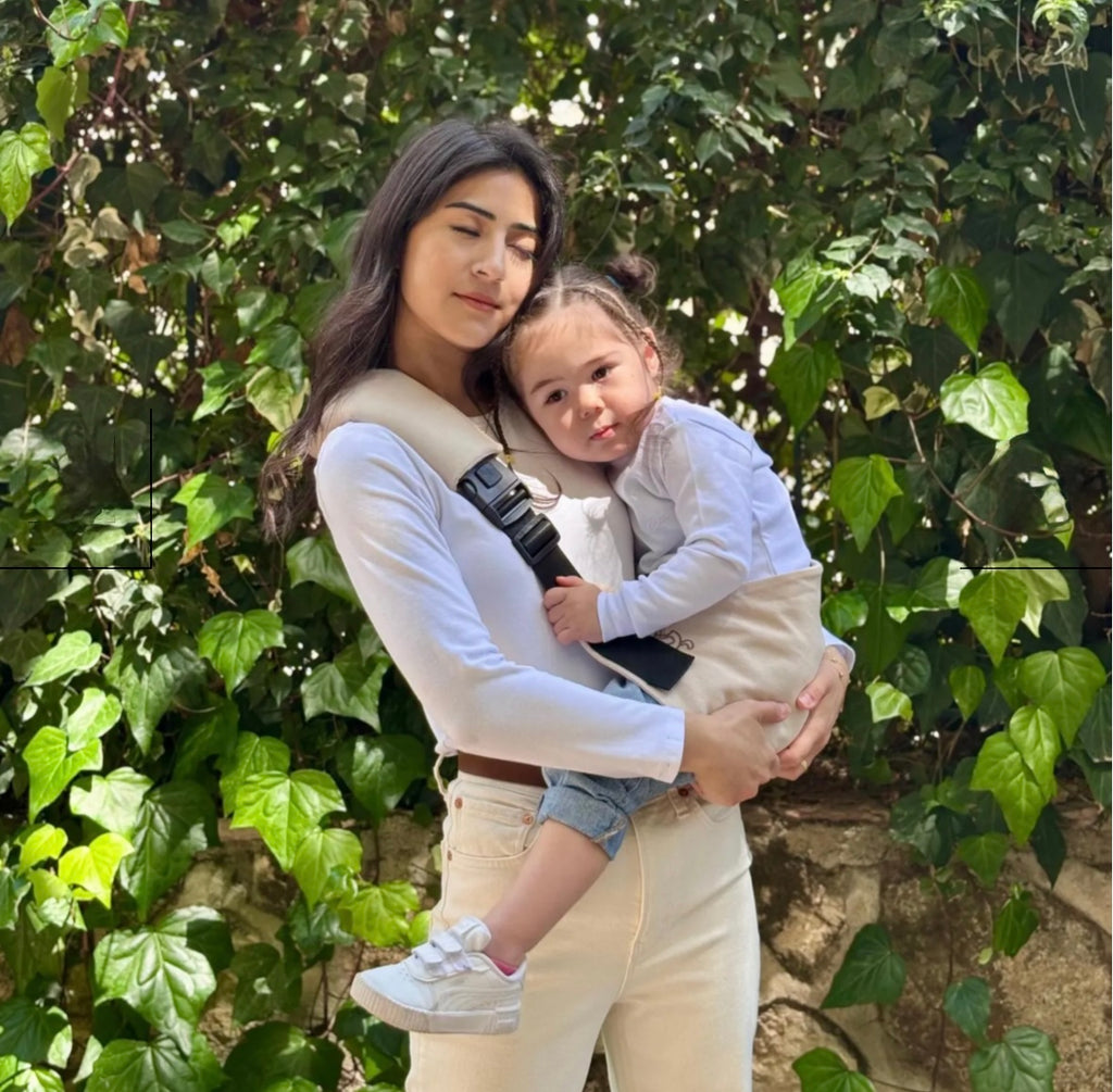 photo lifestyle d'une maman portant son bébé dans le porte bébé koala