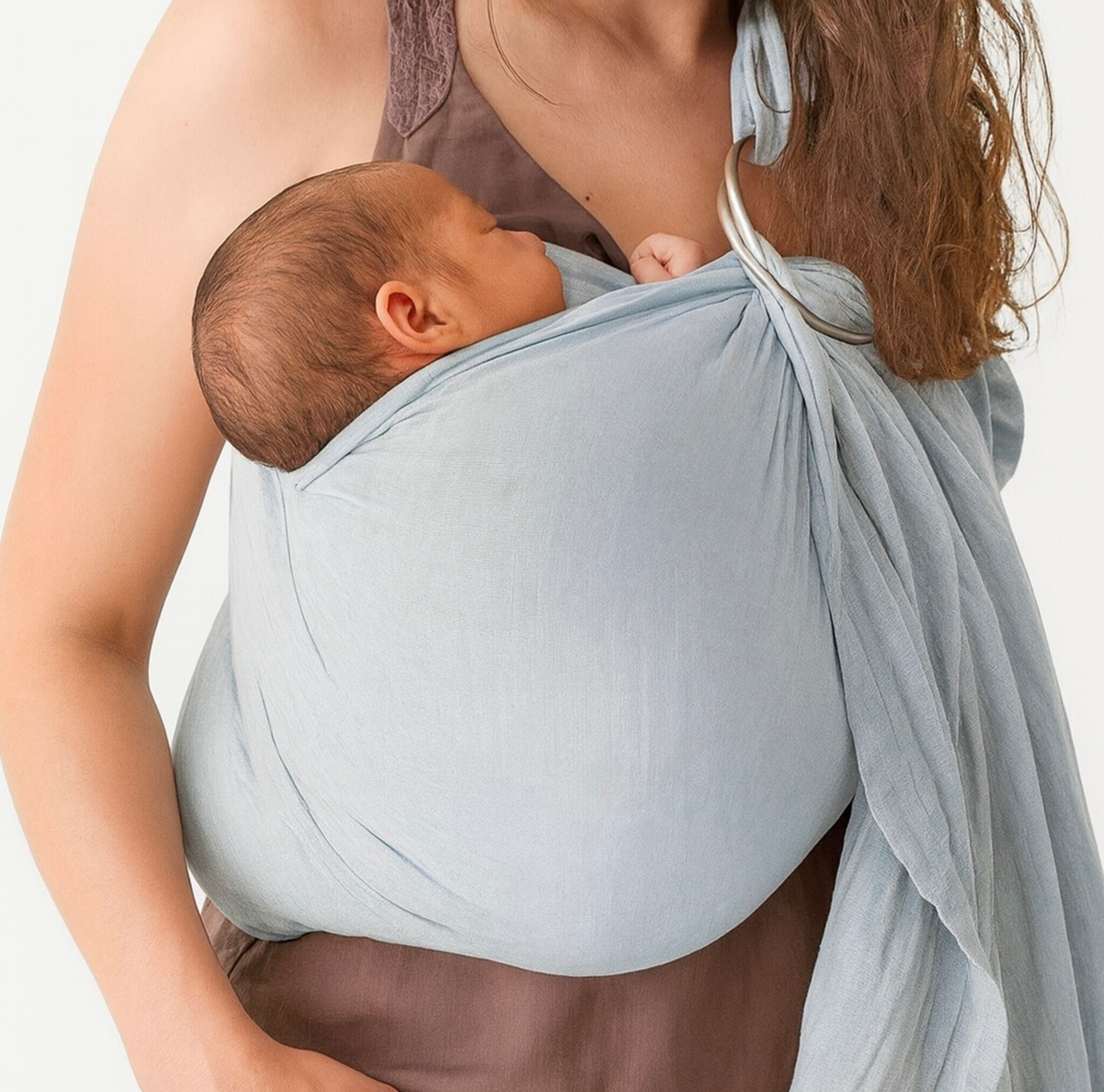 maman portant son bébé dans le sling gris